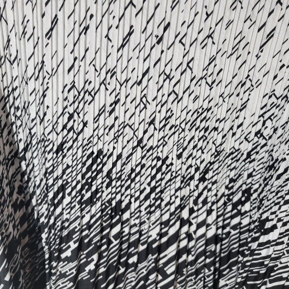 Milano Women's 3X Plus Top Blouse Black White Geometric V-Neck GEO117E - Picture 6 of 9